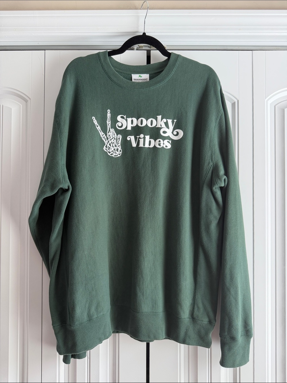 INDEPENDENT TRADING COMPANY SPOOKY VIBES GRAPHIC CREWNECK